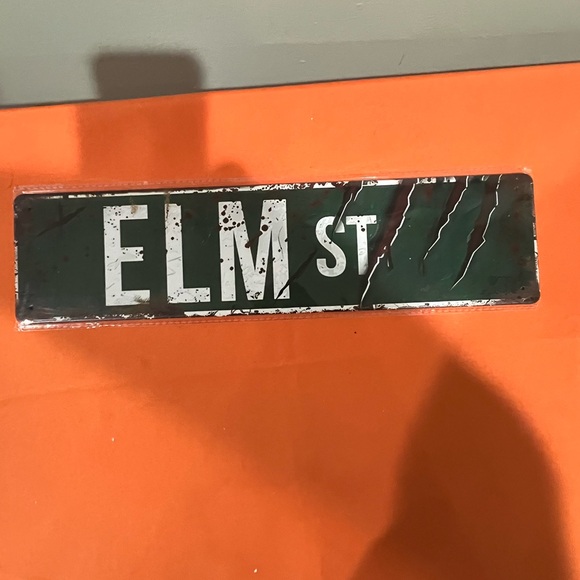 Spooky Elm Street Sign Decor - Picture 1 of 7